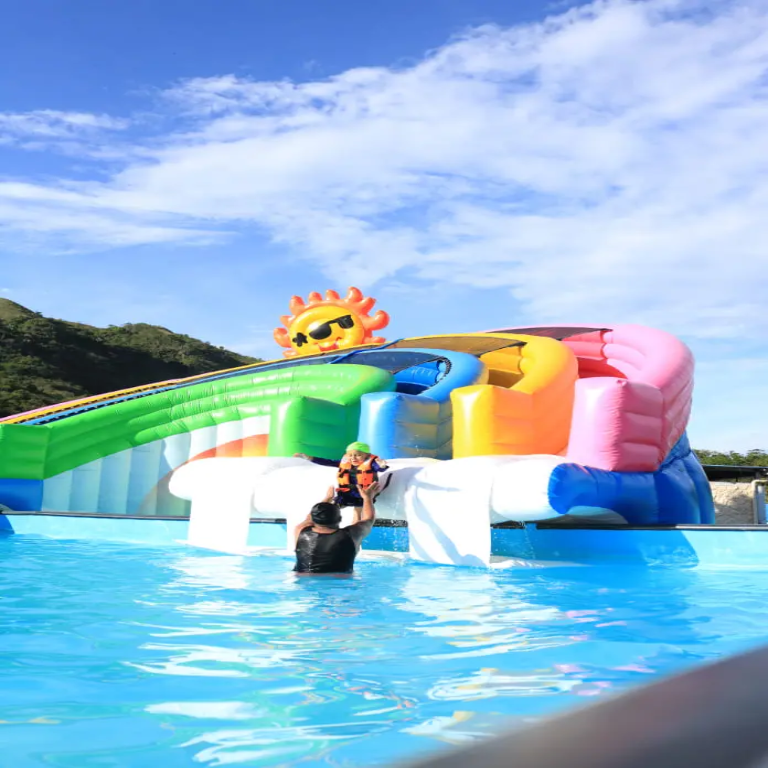 familia-en-piscina (1)